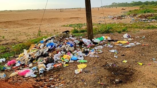 Garbage thrown at a beach in Karnataka's Mangaluru.