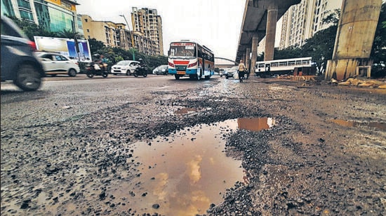 Thane, India - October 11, 2022: Several stretches on the 4.8-kilometre Eastern Express Highway are found in pathethic condition, near Jupiter Hospital, Majiwada, in Thane, Mumbai, India, on Tuesday, October 11, 2022. (Praful Gangurde/HT Photo) (HT PHOTO)