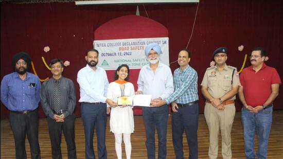 A student being felicitated by retired Punjab IAS officer DS Bains at inter-college declamation contest on road safety held at Government College for Women in Ludhiana. (HT PHOTO)