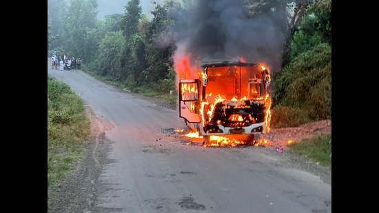 Narrow escape for 26 passengers as minibus catches fire near Bhimashankar -  Hindustan Times