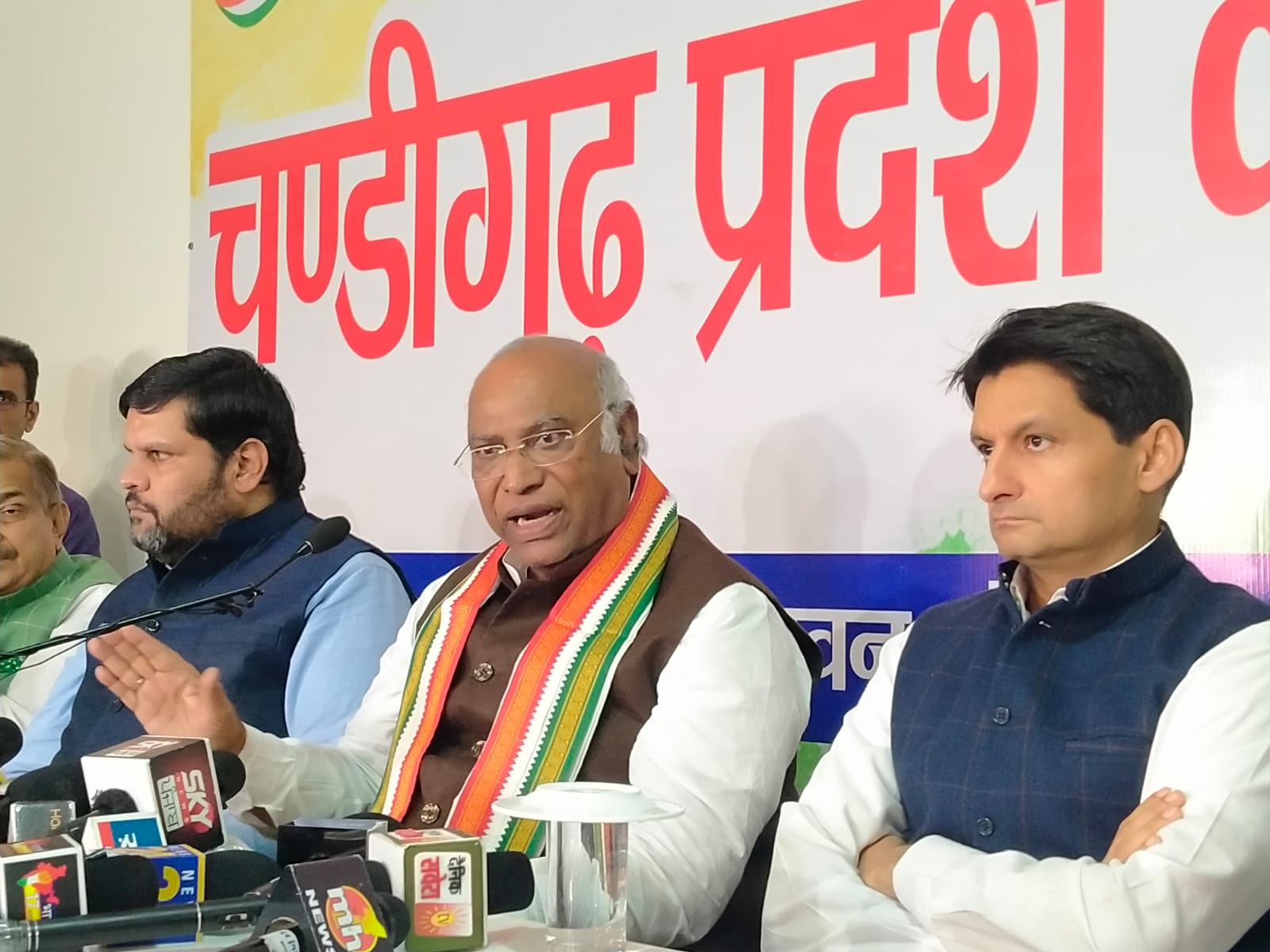 Mallikarjun Kharge with Congress leaders during a press conference in Chandigarh.&nbsp; (Keshav Singh/ HT Photo)