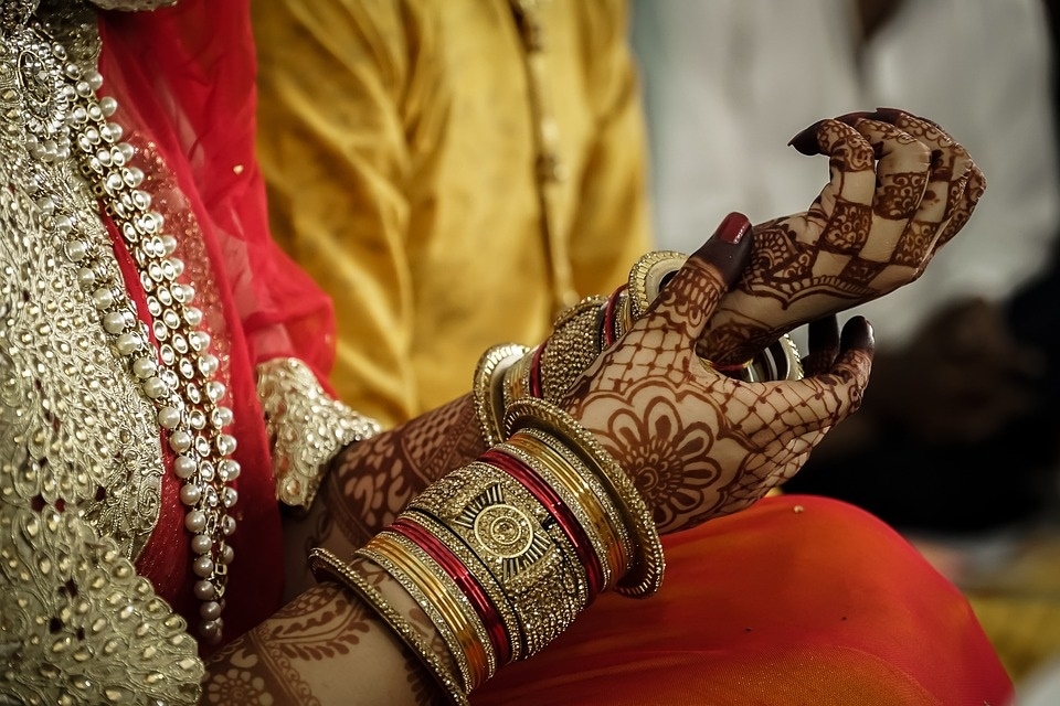 Karwa Chauth 2022: One of the common mistakes we make with our skin during the festival season is to expose it to harmful chemicals while getting mehndi done. (Pixabay) Karwa Chauth 2022: One of the common mistakes we make with our skin during the festival season is to expose it to harmful chemicals while getting mehndi done. (Pixabay)