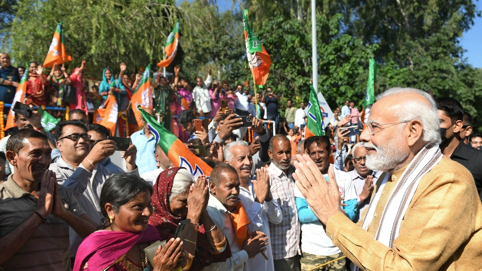 'Sher aya' chants welcome PM Modi in Himachal at Vande Bharat launch | Watch