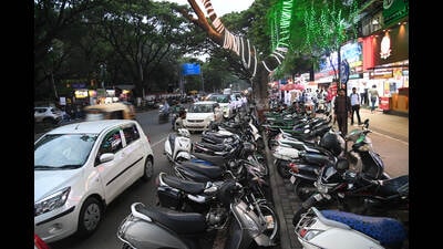 Two and four-wheelers parked on JM road near Jungli Maharaj Temple on Thursday. (HT PHOTO) Two and four-wheelers parked on JM road near Jungli Maharaj Temple on Thursday. (HT PHOTO)