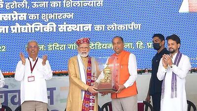 Hiamchal Pradesh chief minister Jai Ram Thakur felicitates Prime Minister Narendra Modi during a public rally, in Una on Thursday. (HT Photo)
