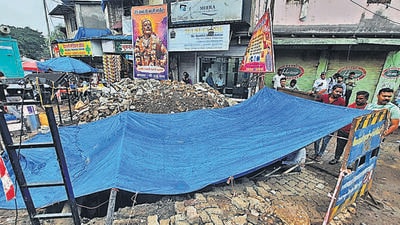 Mumbai, India - October 13, 2022: BMC Water Department workers repair a burst pipeline leading to stoppage of water supply in the area, at Ganesh Nagar, Bhandup, Mumbai, India, on Thursday, October 13, 2022. (Praful Gangurde/HT Photo) (HT PHOTO) Mumbai, India - October 13, 2022: BMC Water Department workers repair a burst pipeline leading to stoppage of water supply in the area, at Ganesh Nagar, Bhandup, Mumbai, India, on Thursday, October 13, 2022. (Praful Gangurde/HT Photo) (HT PHOTO)
