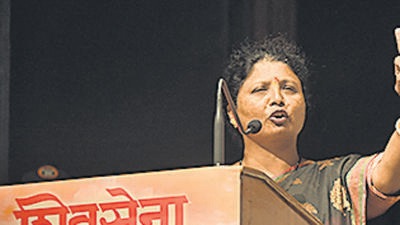 Navi Mumbai, India - October 13, 2022: Shiv Sena leader Sushma Andhare addresses the gathering during the party's Mahaprabodhan Yatra, at Vishnudas Bhave Natyagruha, Vashi, in Navi Mumbai, India, on Thursday, October 13, 2022. (Photo by Bachchan Kumar/ HT PHOTO) (HT PHOTO) Navi Mumbai, India - October 13, 2022: Shiv Sena leader Sushma Andhare addresses the gathering during the party's Mahaprabodhan Yatra, at Vishnudas Bhave Natyagruha, Vashi, in Navi Mumbai, India, on Thursday, October 13, 2022. (Photo by Bachchan Kumar/ HT PHOTO) (HT PHOTO)