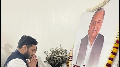 Tributes being paid to Samajwadi Party founder Mulayam Singh Yadav. (HT PHOTO) Tributes being paid to Samajwadi Party founder Mulayam Singh Yadav. (HT PHOTO)