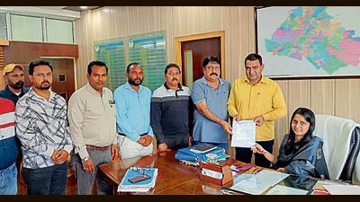 Members of the Municipal Employees Sangharsh Committee submitting a memorandum with Ludhiana MC commissioner Shena Aggarwal on Thursday. (HT Photo)