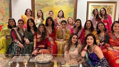 Sunita Kapoor's Karwa Chauth get together featured Shilpa Shetty, Raveena Tandon, Maheep Kapoor, Neelam Kothari, Padmini Kolhapure among others. Sunita Kapoor's Karwa Chauth get together featured Shilpa Shetty, Raveena Tandon, Maheep Kapoor, Neelam Kothari, Padmini Kolhapure among others.