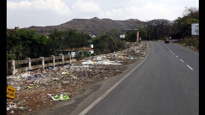 In a bid to keep national and state highways and service roads clean, PMC, NHAI have jointly constituted vigilance teams to prevent the dumping of garbage. (HT FILE PHOTO) In a bid to keep national and state highways and service roads clean, PMC, NHAI have jointly constituted vigilance teams to prevent the dumping of garbage. (HT FILE PHOTO)