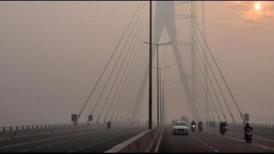 New Delhi: The sun is vaguely seen behind the Signature Bridge amid heavy smog, in New Delhi, Friday, Nov. 15, 2019. A thick layer of toxic smog engulfed Delhi as the pollution level continued to remain in the 'severe' category for the fourth consecutive day. (PTI Photo)(PTI11_15_2019_000060B) (PTI)