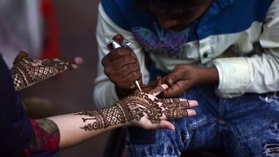 The Vishwa Hindu Parishad and Kranti Sena – two right-wing groups – put up 13 mehendi stalls in Muzaffarnagar and urged members to ensure that Muslim artists did not apply henna on hands of Hindu women. (Sanjeev Verma/ HT)