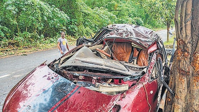Mumbai, India - October 13, 2022: Mangled remains of an SUV car after it rammed into a tree, killing two and injuring five, on the Eastern Express Highway, near Vikhroli, in Mumbai, India, on Thursday, October 13, 2022. (Photo by Satish Bate/Hindustan Times) (Satish Bate/HT PHOTO) Mumbai, India - October 13, 2022: Mangled remains of an SUV car after it rammed into a tree, killing two and injuring five, on the Eastern Express Highway, near Vikhroli, in Mumbai, India, on Thursday, October 13, 2022. (Photo by Satish Bate/Hindustan Times) (Satish Bate/HT PHOTO)