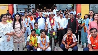 Mathematician and founder of Spic Macay , Padma Shri Dr Kiran Seth (white hair), during his visit to Agra Mathematician and founder of Spic Macay , Padma Shri Dr Kiran Seth (white hair), during his visit to Agra