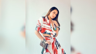 Sonakshi Sinha's outfit comes with a cropped blazer and a tie-up skirt. (Instagram/@aslisona) Sonakshi Sinha's outfit comes with a cropped blazer and a tie-up skirt. (Instagram/@aslisona)