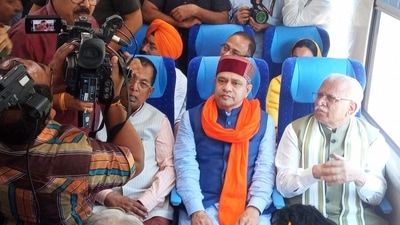 Railways minister Ashwini Vaishnaw with Haryana chief minister Manohar Lal Khattar riding the Vande Bharat Express in Himachal. (HT Photo) Railways minister Ashwini Vaishnaw with Haryana chief minister Manohar Lal Khattar riding the Vande Bharat Express in Himachal. (HT Photo)
