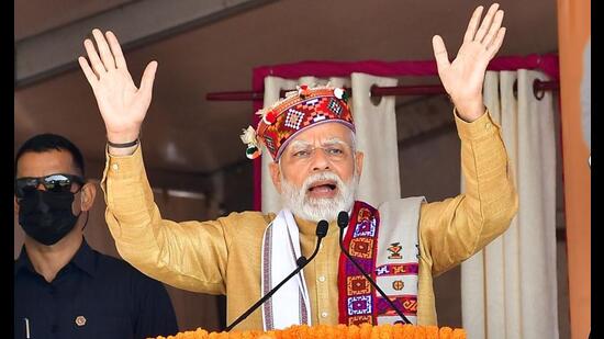 Prime Minister Narendra Modi addressed a rally at Chamba’s Chaugan after laying the foundation stone of the 48MW Chanju-III and 30MW Devthal Chanju Power Project besides launching the Pradhan Mantri Gram Sadak Yojna Phase-III for Himachal Pradesh under which 3,125-km rural roads will be upgraded. (HT Photo)