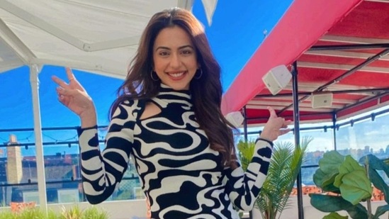 Rakul Preet is all smiles as she poses for the ultimate birthday click with the peace sign.(Instagram/@rakulpreet)