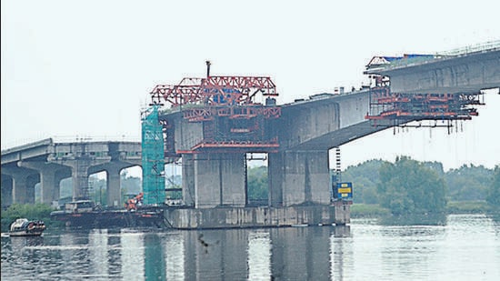 Dombivli, India - October 13, 2022: The much-awaited Motagaon-Mankoli six-lane bridge over the Ulhas Creek is 80% complete and is expected to be ready and operational by April 2023, at Dombivli, in Thane, India, on Thursday, October 13, 2022. (Photo by Pramod Tambe/HT Photo) (HT PHOTO)
