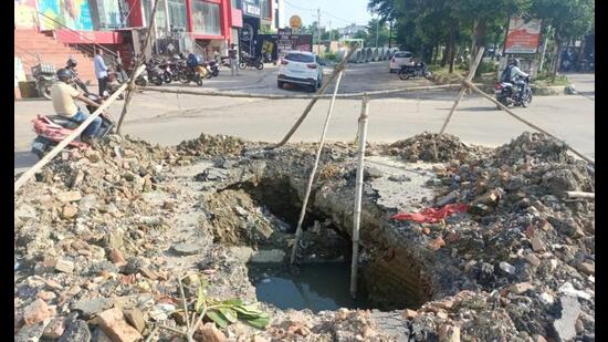 A road cavity at Khazana Market crossing in Ashiana. (HT Photo)