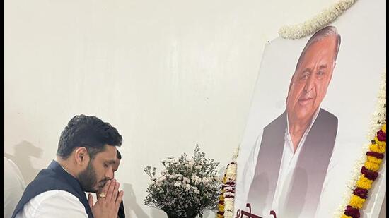 Tributes being paid to Samajwadi Party founder Mulayam Singh Yadav. (HT PHOTO)