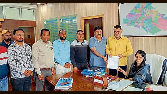 Members of the Municipal Employees Sangharsh Committee submitting a memorandum with Ludhiana MC commissioner Shena Aggarwal on Thursday. (HT Photo)