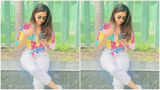 In tinted shades, open tresses, contoured cheeks and a shade of nude lipstick, Keerthy made our Thursday brighter.(Instagram/@keerthysureshofficial)