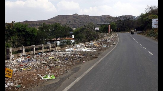 In a bid to keep national and state highways and service roads clean, PMC, NHAI have jointly constituted vigilance teams to prevent the dumping of garbage. (HT FILE PHOTO)