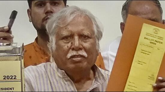 Congress' Central Election Authority (CEA) chairman Madhusudan Mistry on Wednesday rebutted Shashi Tharoor’s allegations of an “uneven playing field”in elections for the Congress president’s post. (PTI File)