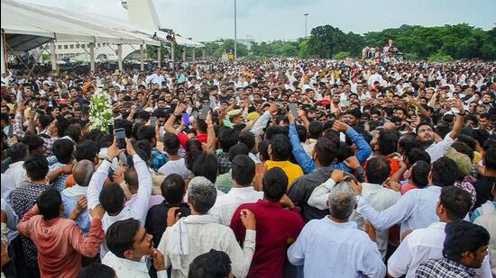 A large number of people attending Samajwadi Party founder Mulayam Singh Yadav’s funeral in Saifai on October 11. (PTI PHOTO)