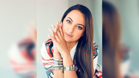 Sonakshi Sinha's outfit is from the collection of designer Anamika Khanna and the team behind making the actor look like a diva is MRStyles.(Instagram/@aslisona)