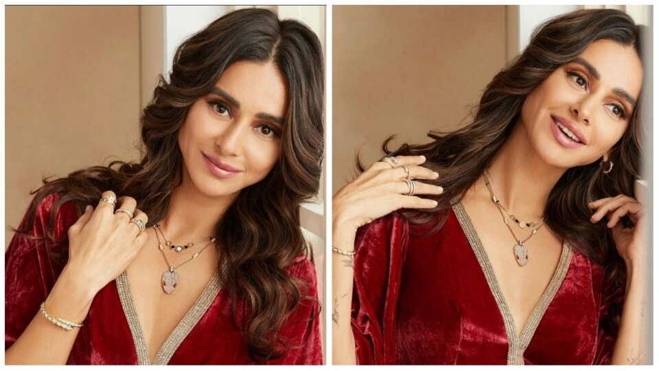 Shibani Dandekar flaunting her mangalsutra in her Karwa Chauth post shared on Instagram.