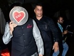 Raj Kundra covered his face with Shilpa Shetty's sieve. Raj Kundra covered his face with Shilpa Shetty's sieve.