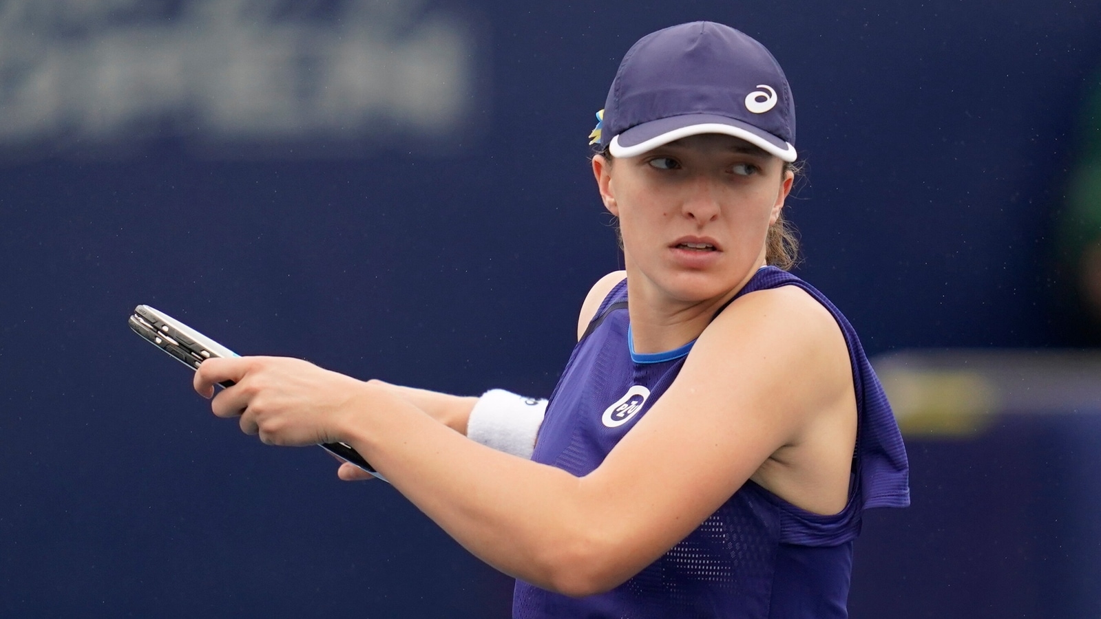 Top-ranked Iga Swiatek advances with 3-set victory in San Diego -  News70Today