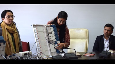 Election Commission officials brief trainees about EVM machines during a poll training workshop in Mandi on Friday. (Birbal Sharma/HT) Election Commission officials brief trainees about EVM machines during a poll training workshop in Mandi on Friday. (Birbal Sharma/HT)