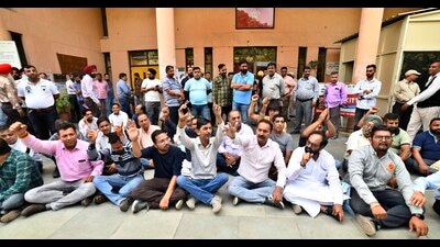 Members of the Ludhiana Fireworks Association protesting outside the deputy commissioner’s office in Ludhiana on Friday. The draw of lots has now been scheduled for Saturday. (Harvinder Singh/HT)