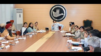Chandigarh adviser Dharam Pal during a meeting with councillors from Wards 19 to 27 on Friday. (HT Photo)
