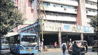 PMPML bus stand at Deccan in Pune. Sports director and former PMC additional commissioner Omprakash Bakoria has been appointed as chairman and managing director of PMPML. (HT FILE)