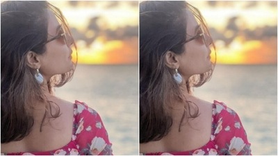 In maroon flip flops, white earrings and a sleek silver neck chain with her initial as the pendant, Hina further accessorised her look for the day. (Instagram/@realhinakhan) In maroon flip flops, white earrings and a sleek silver neck chain with her initial as the pendant, Hina further accessorised her look for the day. (Instagram/@realhinakhan)