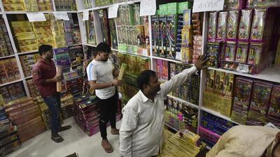 Shoppers at a “green” cracker shop in Gurugram. (Vipin Kumar/HT Photo) Shoppers at a “green” cracker shop in Gurugram. (Vipin Kumar/HT Photo)