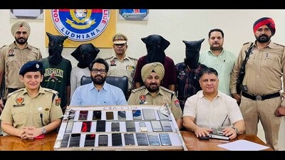 The accused and stolen mobile phones recovered from them in Ludhiana police custody. (HT Photo)
