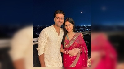 Katrina Kaif and Vicky Kaushal were all smiles for the camera as she posed with the moon in the backdrop.&nbsp; (Instagram/@katrinakaif)