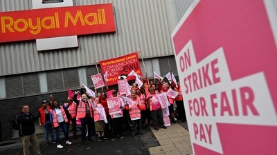 Royal Mail postal workers hold placards and chant slogans as they stand on a picket line outside a delivery office, in north London, on September 8 during a strike. (AFP) Royal Mail postal workers hold placards and chant slogans as they stand on a picket line outside a delivery office, in north London, on September 8 during a strike. (AFP)