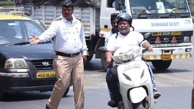 To impose a fine on you, the traffic police personnel should carry a challan book or an e-challan machine. (Representative image/HT Photo)
