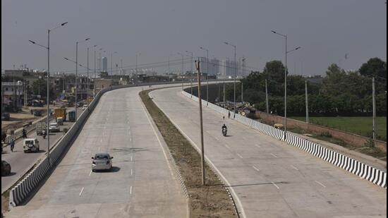 GMDA opens Basai flyover to traffic on trial basis - Hindustan Times