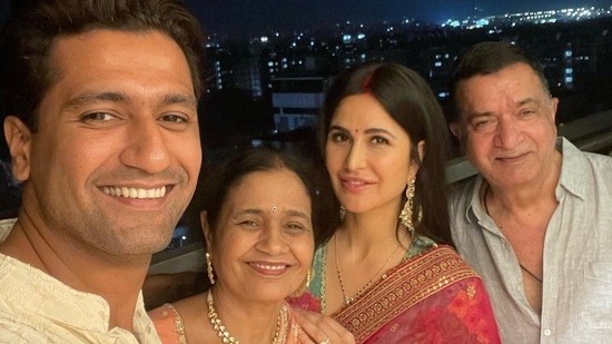 Katrina Kaif posed with her husband Vicky Kaushal and her in-laws Sham Kaushal and Veena Kaushal.(Instagram/@katrinakaif)