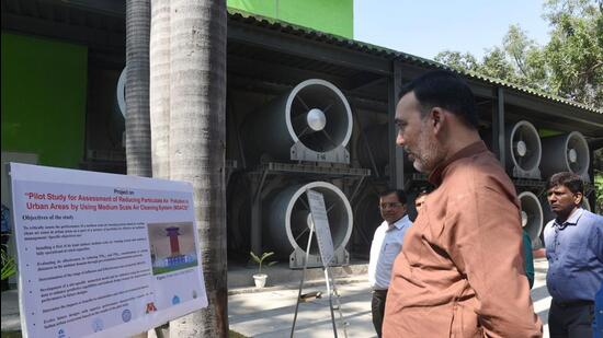 New Delhi, India - Oct. 14, 2022: Environment Minister of Delhi, Gopal Rai visited the smog tower on Baba Kharak Singh Marg near Connaught Place in New Delhi, India, on Friday, October 14, 2022. (Photo by Arvind Yadav/ Hindustan Times) (Hindustan Times)