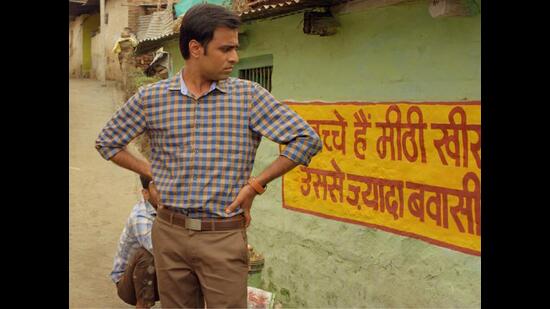 A scene from Panchayat Season 1 (Show still) A scene from Panchayat Season 1 (Show still)