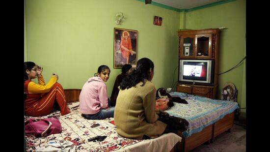 A family watching TV. (HT Photo)